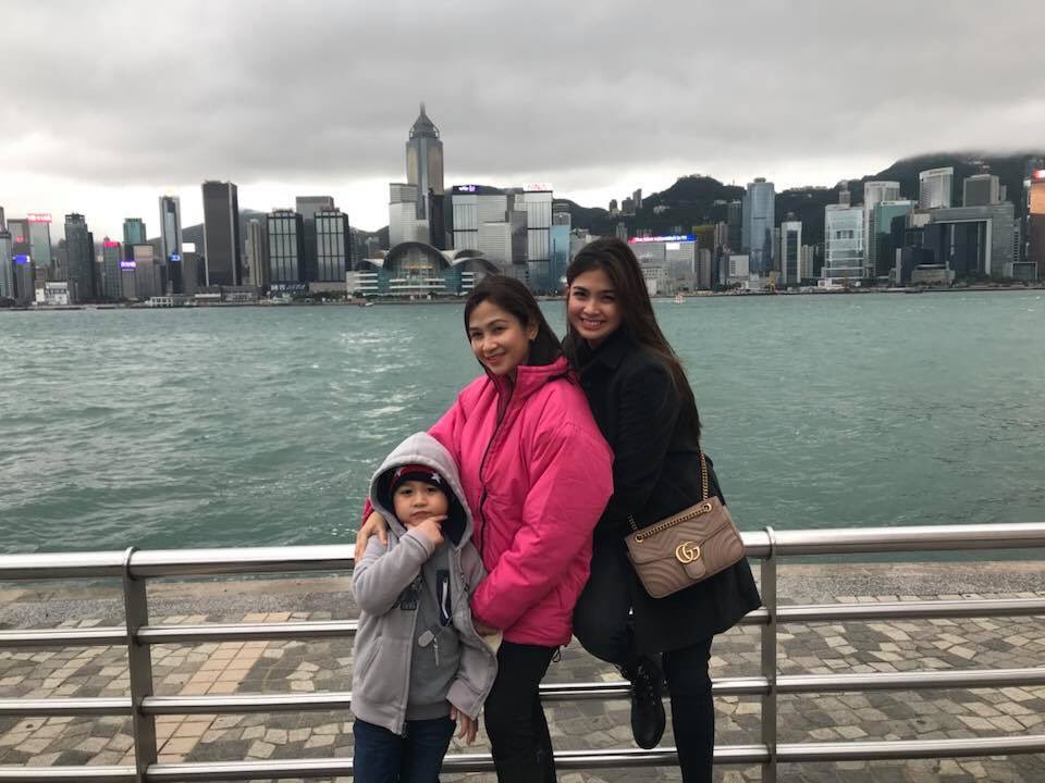 HEAVEN_OFC's tweet photo. 👩‍👧‍👦 #HKDay2 @hperalejo @LuannePeralejo https://t.co/F1zJQTUgOC