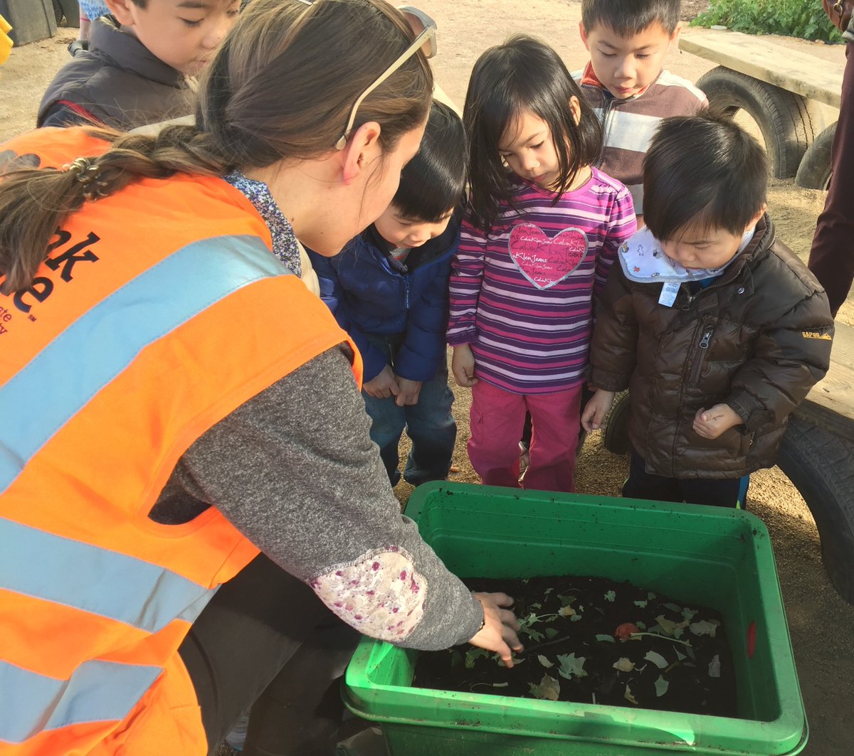 RethinkWaste's tweet image. Shout out to some awesome kids from a recent tour. It&apos;s never too early to start learning about #wormcomposting. Here&apos;s RethinkWaste staff Madison showing a group of kids how to get started.
