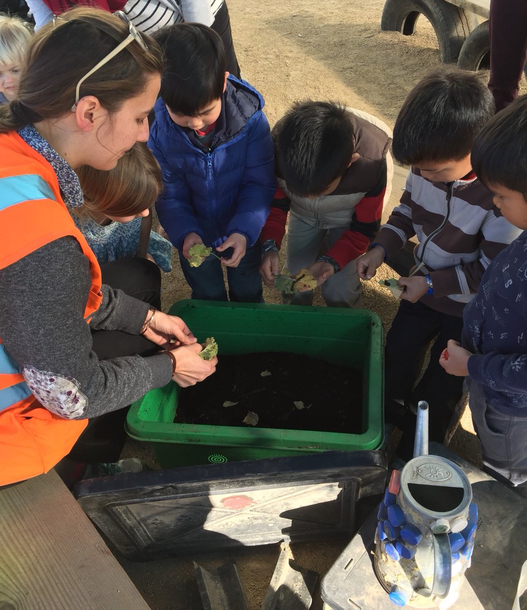 RethinkWaste's tweet image. Shout out to some awesome kids from a recent tour. It&apos;s never too early to start learning about #wormcomposting. Here&apos;s RethinkWaste staff Madison showing a group of kids how to get started.