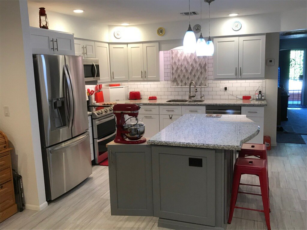 CabinetsPhoenix's tweet photo. Remodeling Packages include cabinets, countertops &amp; 4 pc. Stainless  steel appliances.  This kitchen remodel includes White &amp; Grey shaker  cabinets, Quartz countertops and stainless steel appliances.  View our  gallery here https://t.co/4oqn7JwSr1 https://t.co/nRLcFVGOii