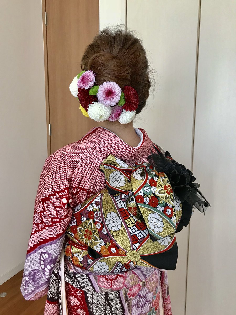 Mie 娘の成人式で生花で髪飾りをしたら めちゃキレイでした 色が鮮やかで華やかになった 成人式 生花髪飾り 生花ヘアーアレンジ ぽんぽん菊