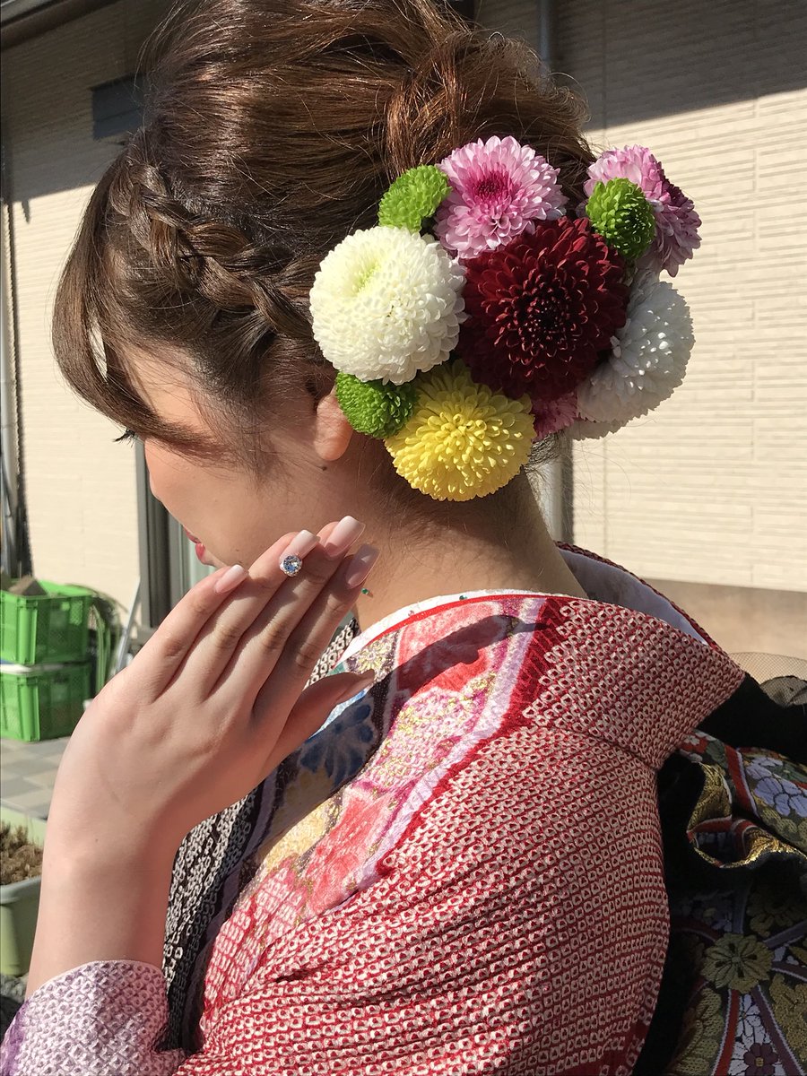 Mie Ar Twitter 娘の成人式で生花で髪飾りをしたら めちゃキレイでした 色が鮮やかで華やかになった 成人式 生花髪飾り 生花ヘアーアレンジ ぽんぽん菊