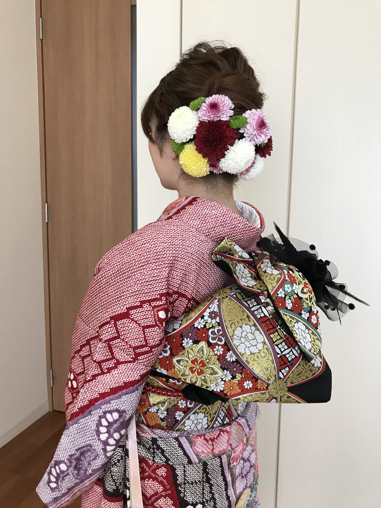 Mie 娘の成人式で生花で髪飾りをしたら めちゃキレイでした 色が鮮やかで華やかになった 成人式 生花髪飾り 生花ヘアーアレンジ ぽんぽん菊 T Co Cnztcfpwe2 Twitter