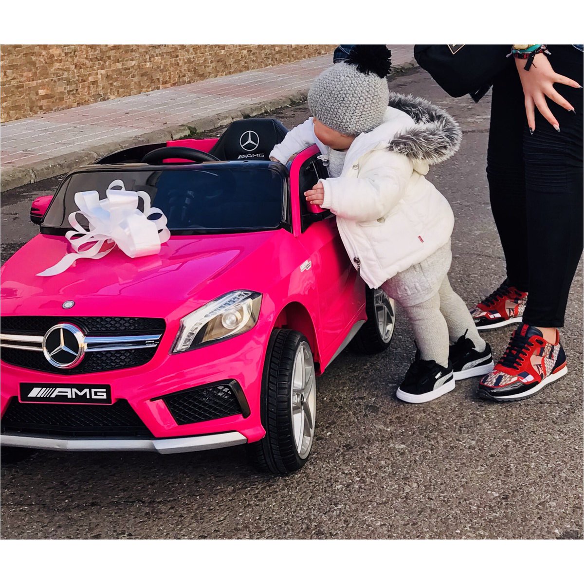 inesmh3's tweet photo. No hay quien te aguante hija 😍😍😍😍🎁 https://t.co/uRD42iHEP1