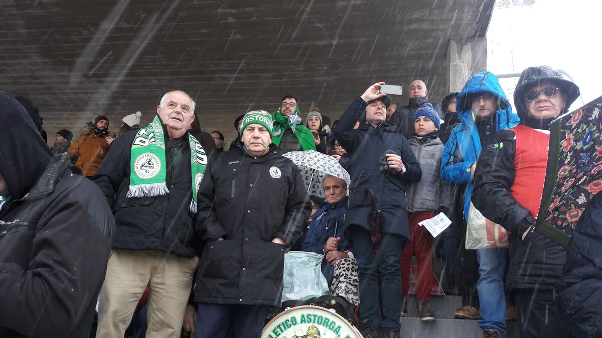 Los timbalistas, al igual que el resto de la marea verde soporta el temporal, previsto para esa hora, en un partido que duró 30 minutos entre <a href="/UnionistasCF/">Unionistas de Salamanca CF</a> &amp; <a href="/AtleticoAstorga/">Atlético Astorga F.C.</a> debido, a los 10 centímetros de nieve sobre el césped