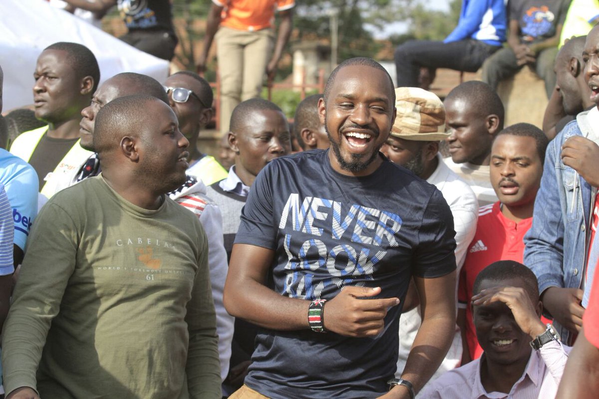 BorHarry's tweet photo. While today @bonifacemwangi  presented the Arnold Origi award, showbiz MP @RealJaguarKenya came after the trophy was presented.  Boniface Mwangi supported the tournament by providing water for the teams,ground Staff and fans https://t.co/VRm6UgTRck