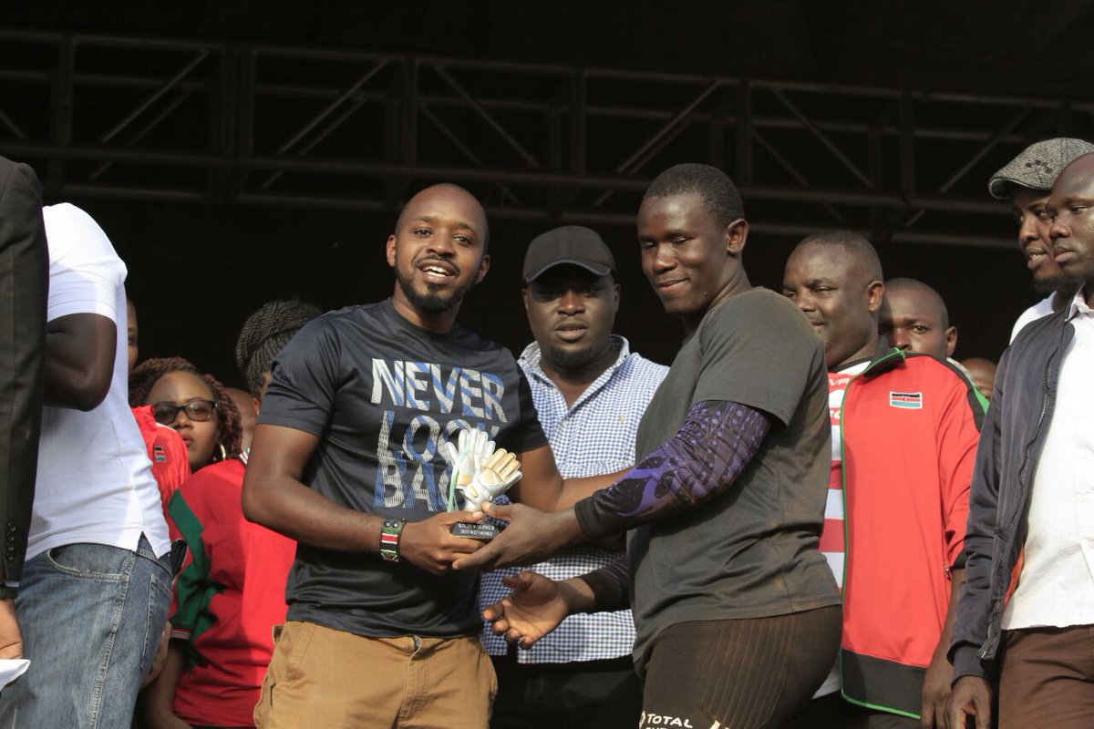 While today <a href="/bonifacemwangi/">The People’s Watchman</a>  presented the Arnold Origi award, showbiz MP <a href="/RealJaguarKenya/">Hon. Jaguar</a> came after the trophy was presented.  Boniface Mwangi supported the tournament by providing water for the teams,ground Staff and fans