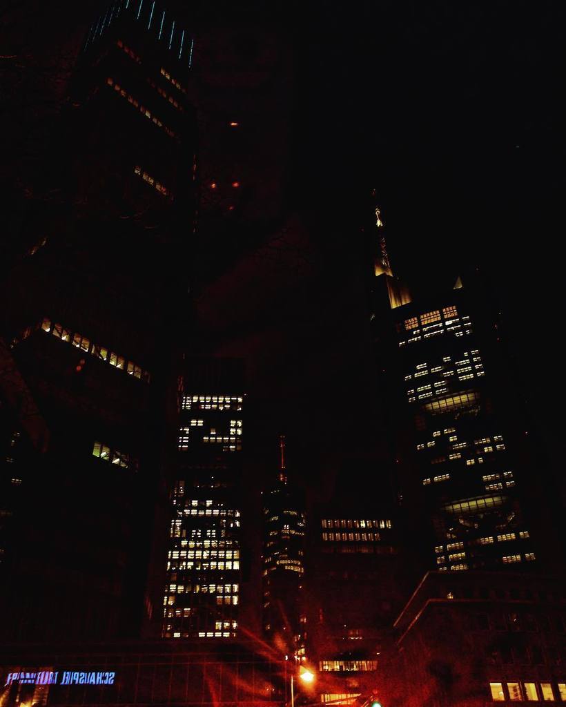 RUNFFM's tweet photo. Gotham City 🌃🦇#frankfurt #ffm #runffm #citylights #batman #skyscraper #frankfurtammain #night #nightsky auf Instagram gepostet: https://t.co/ozlX60UDnV https://t.co/ar6f2YAQad