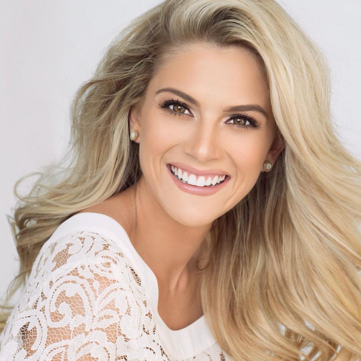 Sending love to our sister <a href="/sarahr_summers/">Sarah Rose Summers</a> as she competes for Miss Nebraska USA. We love you and wish you the best of luck. ♛ #tcuzeta