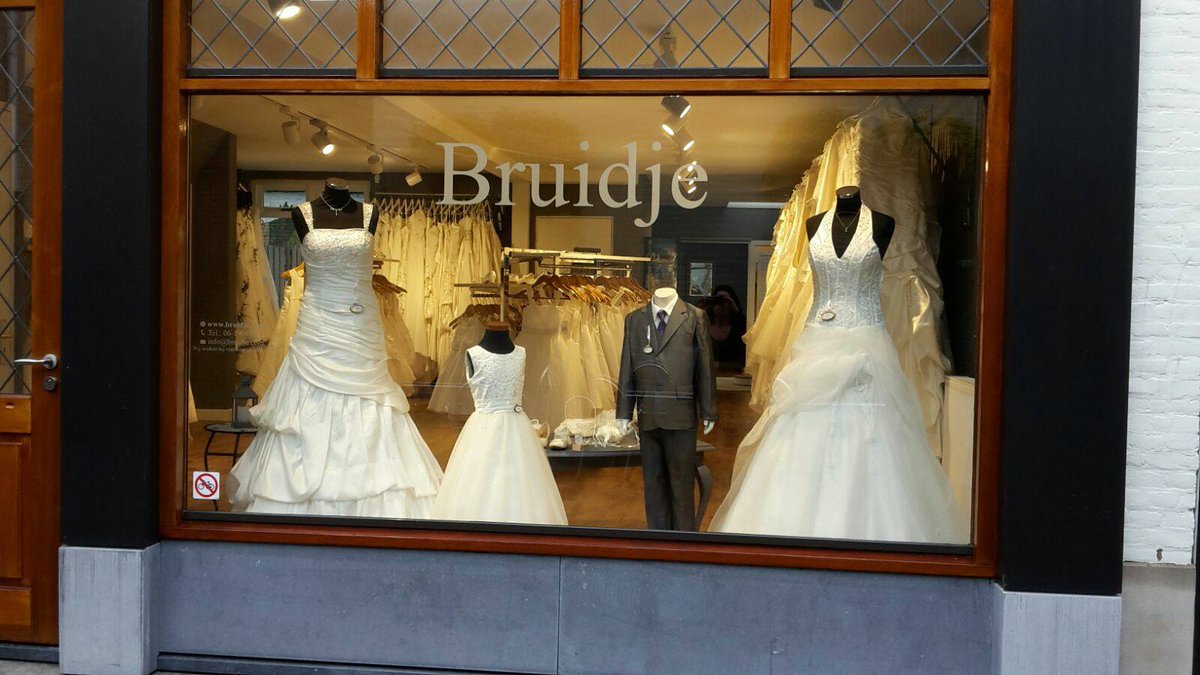 Openingsactie ALLE #TROUWJURKEN v.a € 299,00 tot max. € 699,00 en je krijgt er gratis een prachtige tiara bij. bruidje.com