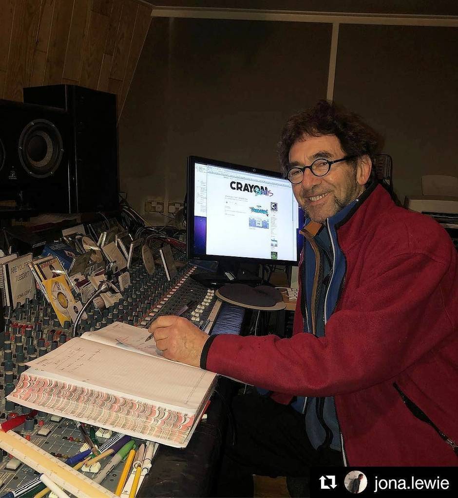 crayonbeats's tweet image. Hey, yall! Check it out! Here's @jona.lewie listening to our #IssaThrowback compilation featuring a "The Kitchen" by #LXL (aka @mcwarrenpeace @kee_flo and @jahconnery). The fellas reimagined Jona's chart topping  80s jam "Always Find Me In The Kitchen At… ift.tt/2D7r9KI