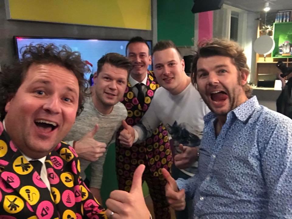 VELDHOVENAAR MAAKT CARNAVALSKRAKER
Mark Bergmans heeft een stuk in zijn kraag dankzij Coen en Sander. Hij stuurde een in wens voor De beste wensen van Radio 538 en mocht samen met Het Feestteam een carnavalssingle maken.

trotsopveldhoven.nl/nieuws/1641/ma…