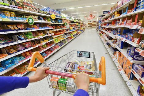 ElBienComerConA's tweet photo. Si se fijan a los carritos de la gente en supermercado. 

Llevan: comida congelada, pan comercial (hasta glucosa contiene), coca-cola, papas, salchichas, Nestea o algo parecido, helado o galletas  y para terminar - té verde orgánico 😑. https://t.co/a2xtWLIL4C