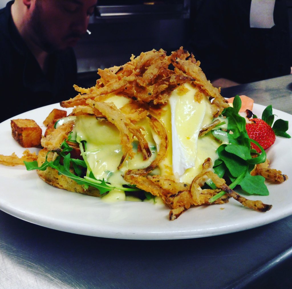 BubbysKitchen's tweet photo. Buffalo chicken Benny with crispy buttermilk fried onions and arugula #yyjbrunch #cookstreetvillage #singingintherain #january #2018 https://t.co/XlClr6v8ju
