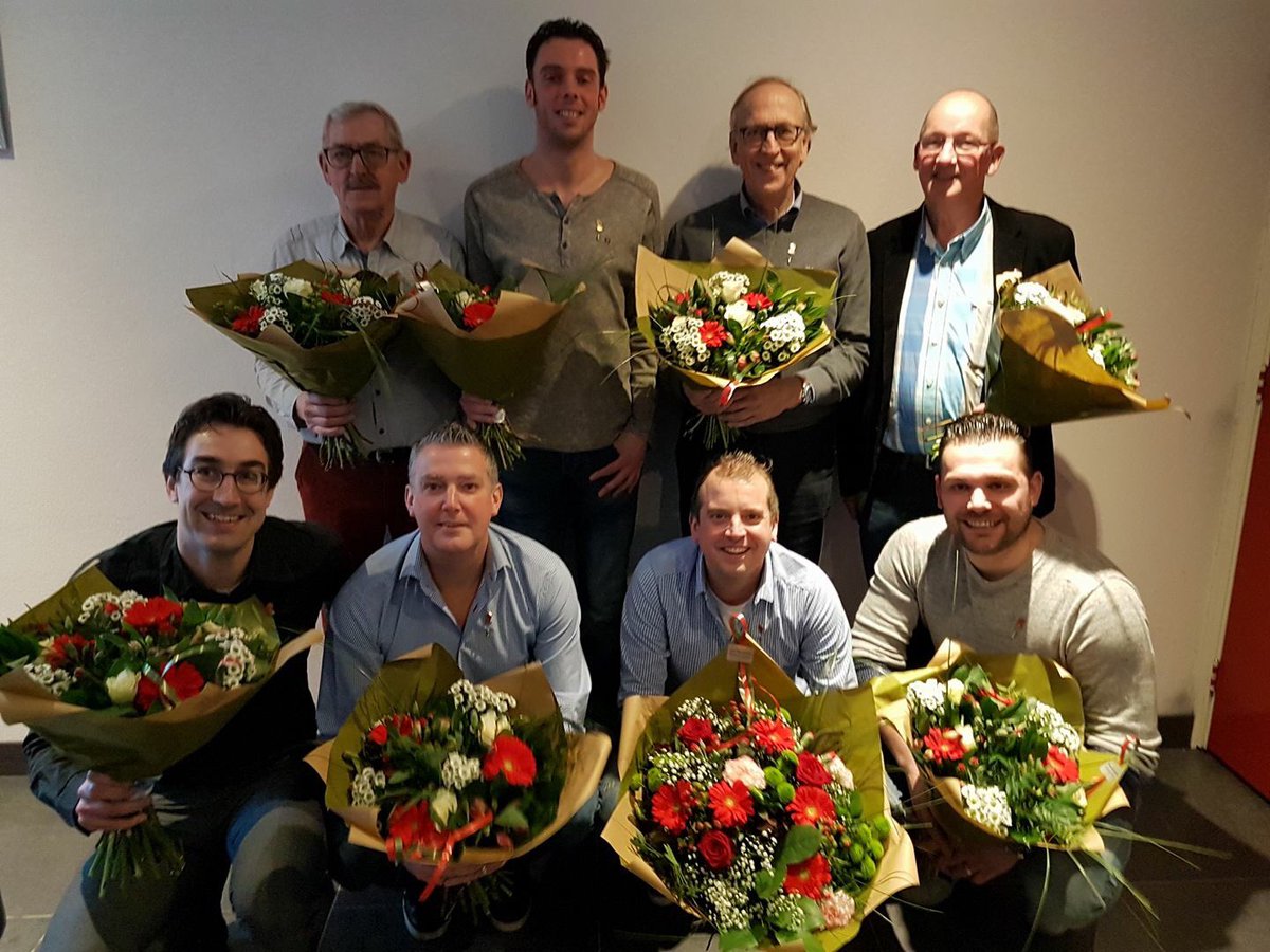 SJVVDEURNE's tweet photo. Jubilarissen van SJVV met te midden de SJVV-er van het jaar Mark Claassen! #SJVV #SJVVDeurne #Toppers #Voetbal #Deurne ⚽️🔴⚪️ Meer info, zie: https://t.co/kubN6TVGZO https://t.co/xfZhGpPniF