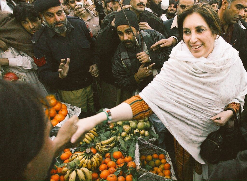 EngHashimKhan's tweet photo. چراغ دل کو ذرا___ احتیاط سے رکھنا
کہ آج رات چلے گی___ ہوا اداسی کی

#SMBB buying fruits &amp; shaking
hand with the fruit seller #December2007 in #Quetta 

#RememberingSMBB https://t.co/2oz4y8Emsl