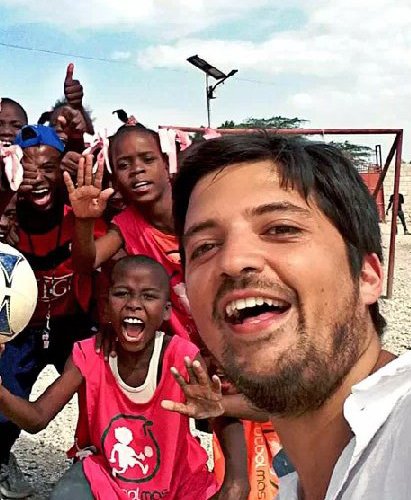 ucatolica's tweet photo. #100JóvenesLíderesUC Por medio del fútbol promueve el bienestar de los niños y sus comunidades, en Chile y el mundo. Conoce el trabajo de Víctor Gutiérrez, #PsicólogoUC y director de la Fundación Fútbol Más. https://t.co/zr7lqi40hC @Revista_Sabado @futbolmasorg https://t.co/fMOUN9SN6T