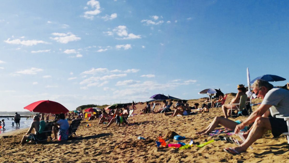 TurismoRocha's tweet photo. En #LaPaloma, la elegida de todos los veranos por familias con niños: playa #ElCabito. 🏖 https://t.co/pFKwUXVmMO
