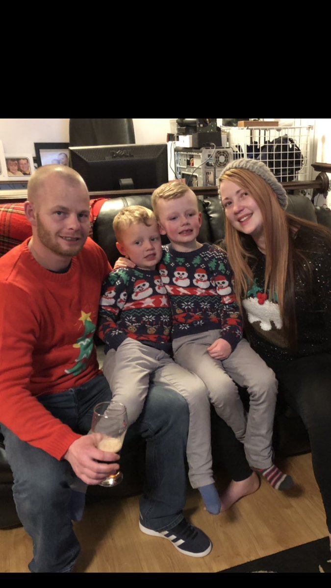 TamsGoody's tweet photo. Christmas family photo 💙❤️ #TheGoodmans #Christmas2017 #ChristmasJumpers #Family 😍 https://t.co/CXrIHv9wSk