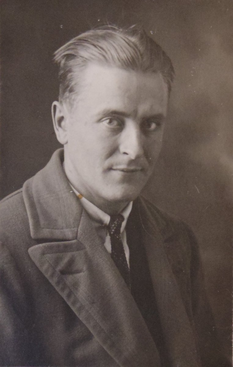 venetianblonde's tweet photo. F. Scott Fitzgerald, "I'd Die For You and Other Lost Stories." The paperback version of his last unpublished stories, out from @ScribnerBooks this coming April. The new cover is lovely; the beautiful first editions are still available.
https://t.co/s0iruhLudd https://t.co/1g7Ri4vxfB