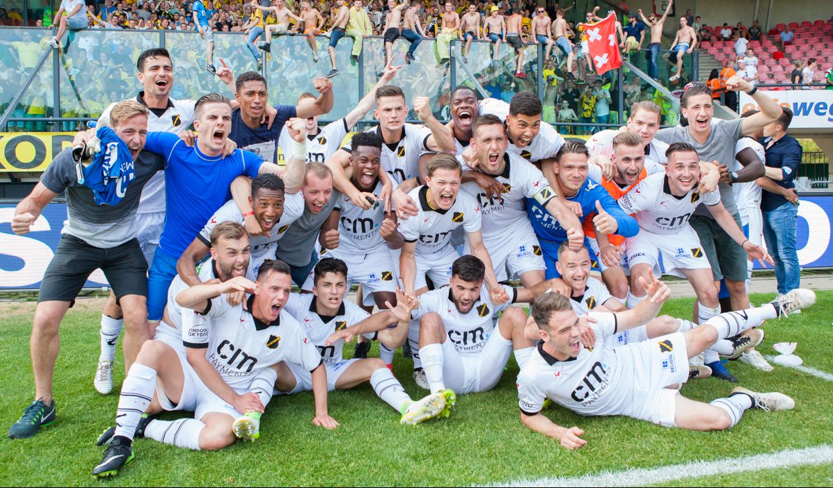 AwaydaysNL's tweet photo. Mei:

NAC Breda promoveerde naar de Eredivisie door in de finale met 1-5 (over 2 duels) te winnen van NEC. In Nijmegen werd er met 1-4 gewonnen en dat leidde tot een groot feest!

#Terugblik2017 https://t.co/4TIEj8iJ50
