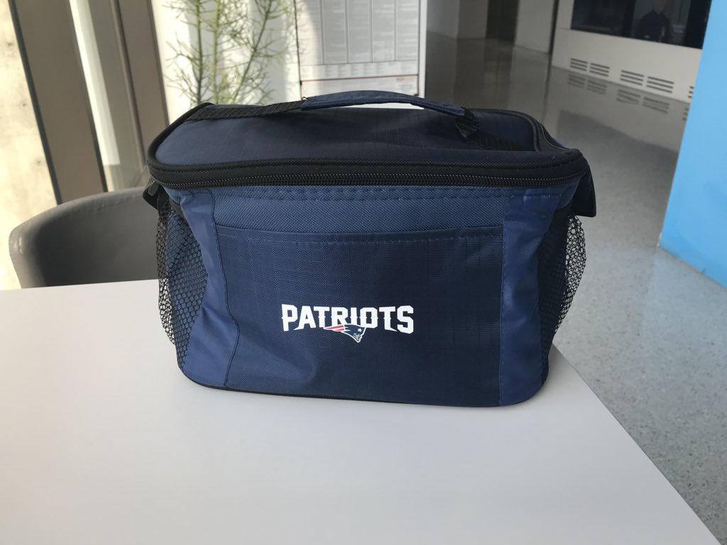 abelnews's tweet photo. The little things that make me happy!!! @Patriots #secretsanta #xmasgift #neededone #nomoreplasticbags #westcoastpatriotsfan https://t.co/dCFrMvMlnU