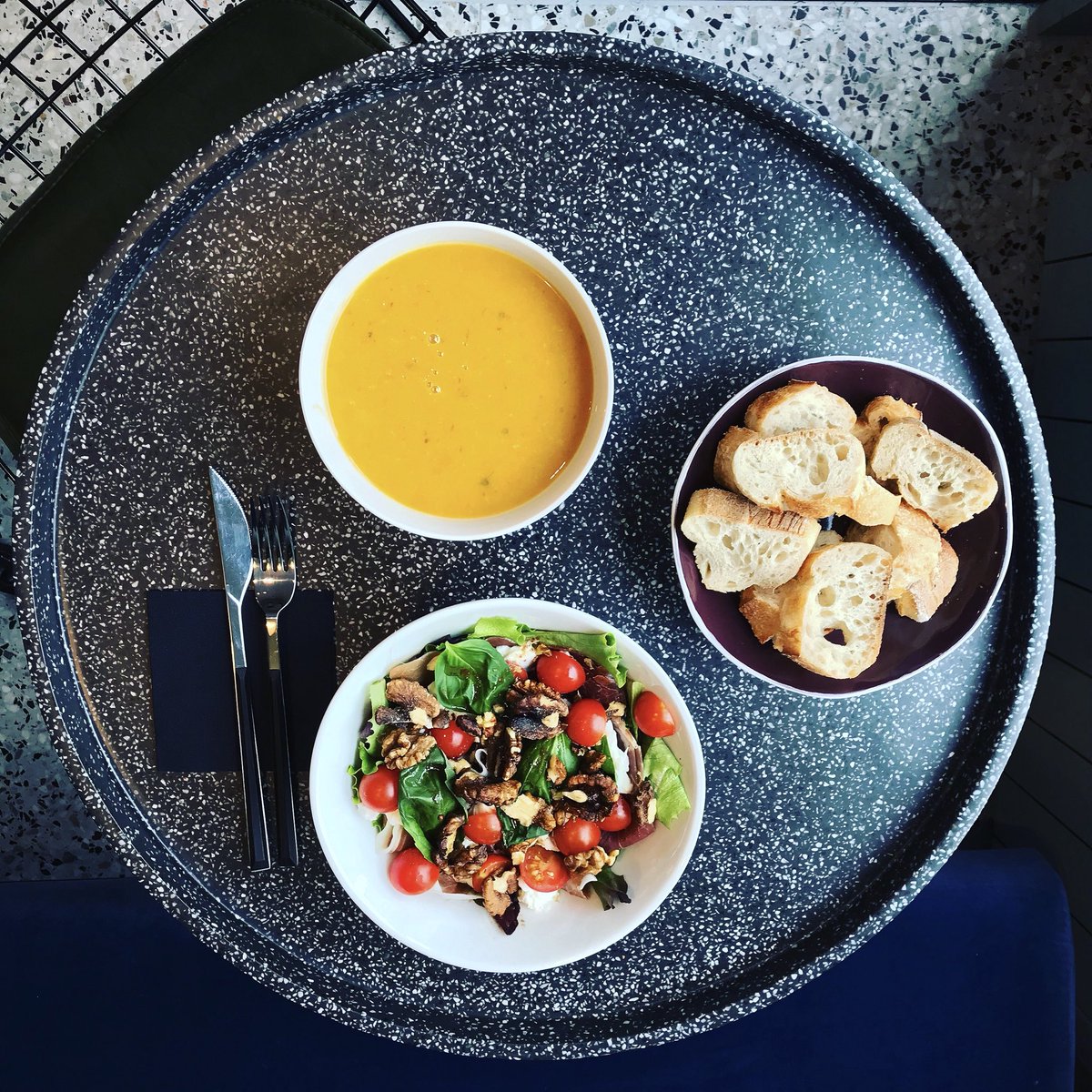 GinetteStore's tweet photo. Il y a quelques jours, Ginette a eu un coup de folie. Elle a dévalisé les stands de légumes, enfilé son tablier, sorti de grands faitouts, mouliné sans plus s'arrêter ... Elle est sortie quelques heures plus tard de sa cuisine avec son sourire malicieux... et des soupes ! https://t.co/4wLVnM27Hy