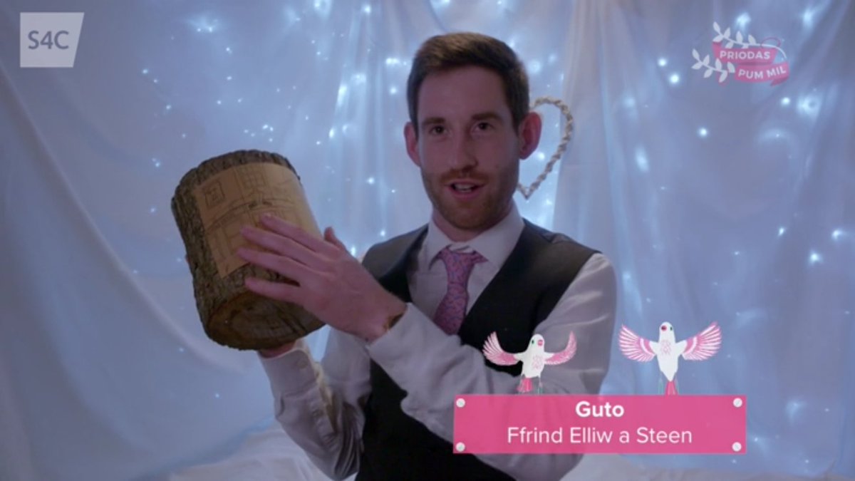 Highlight #PriodasPumMil - Guto Jenkins yn edrych mlan i neud defnydd da o foncyff y kegs cwrw 🌲🍺