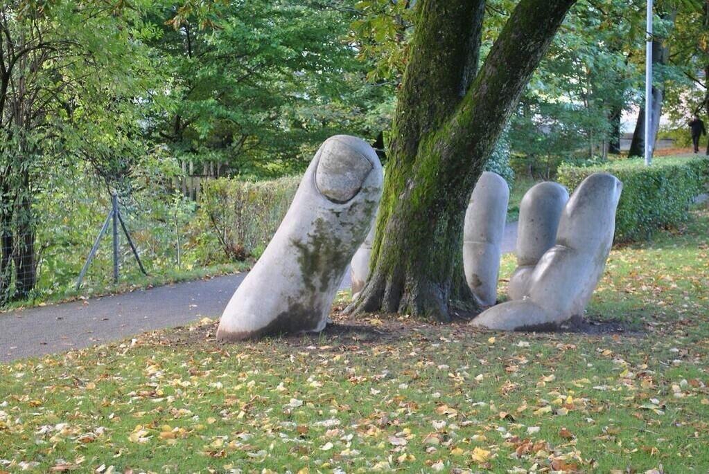 NationalGeograC's tweet photo. Preciosa escultura en Suiza, la mano protectora https://t.co/RN433br7ga