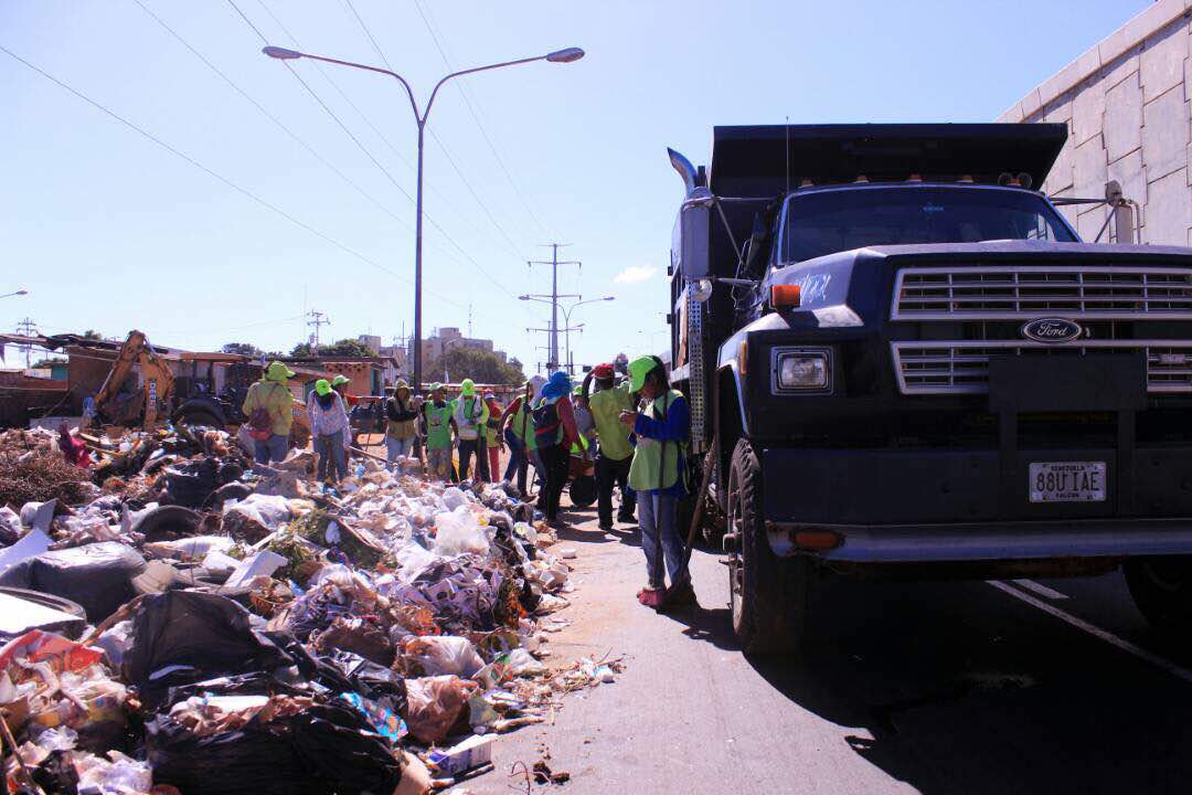 willy_casanova's tweet photo. Mediante el Plan #MaracaiboTeQuiero, nuestra Alcaldía Bolivariana ha desplegado 40 camiones volteos, 27 compactadores, y 650 trabajad@res en un operativo de contingencia para el saneamiento de las principales vías de la #ciudad, en articulación con el IMA y el IMAU https://t.co/M3ReUvBPL5