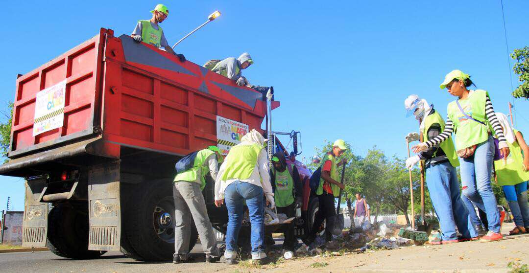 willy_casanova's tweet photo. Mediante el Plan #MaracaiboTeQuiero, nuestra Alcaldía Bolivariana ha desplegado 40 camiones volteos, 27 compactadores, y 650 trabajad@res en un operativo de contingencia para el saneamiento de las principales vías de la #ciudad, en articulación con el IMA y el IMAU https://t.co/M3ReUvBPL5