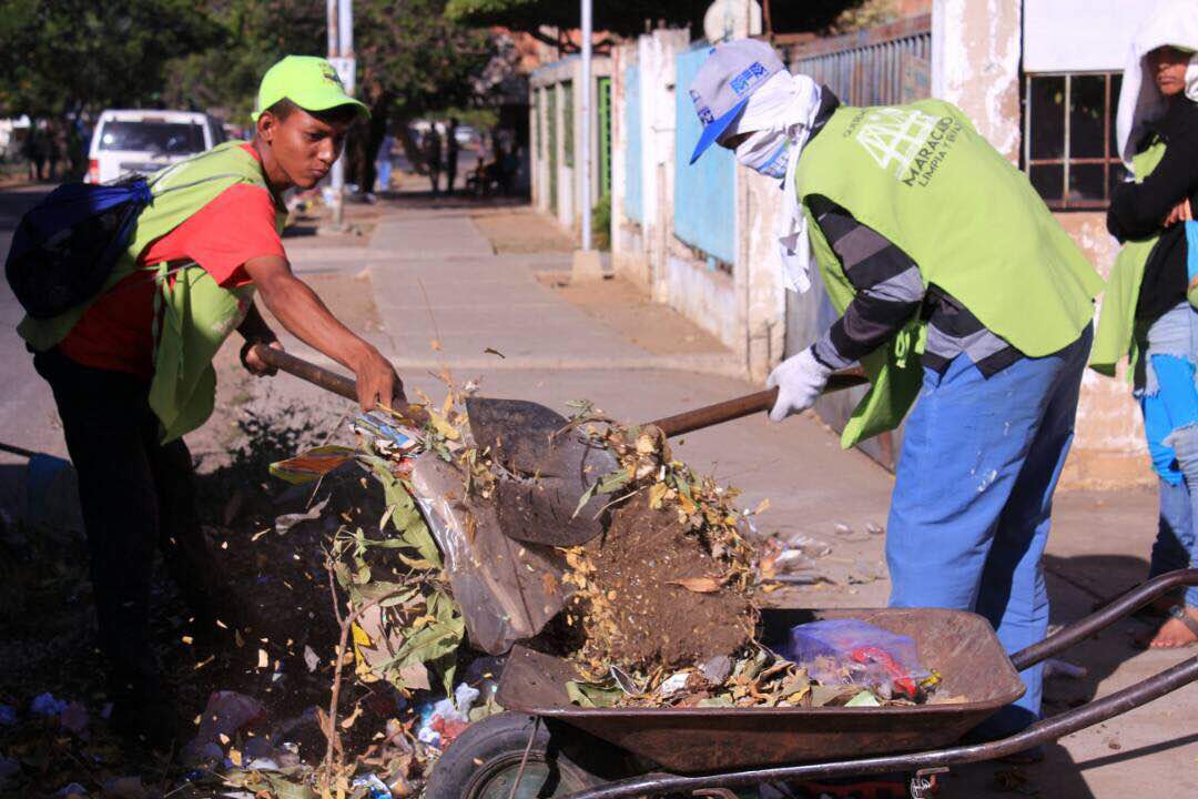 willy_casanova's tweet photo. Mediante el Plan #MaracaiboTeQuiero, nuestra Alcaldía Bolivariana ha desplegado 40 camiones volteos, 27 compactadores, y 650 trabajad@res en un operativo de contingencia para el saneamiento de las principales vías de la #ciudad, en articulación con el IMA y el IMAU https://t.co/M3ReUvBPL5