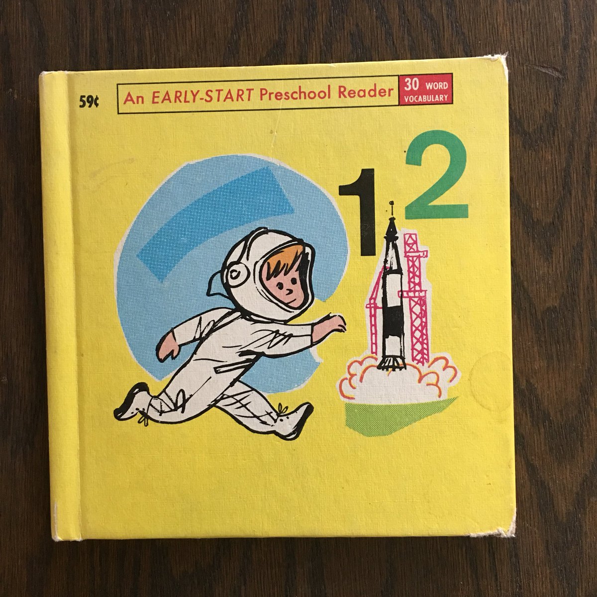 ILL_SPECS's tweet photo. One, Two
By #AnnieDeCaprio
Illustrations by #SeymourNydorf
©️1965
#spacerace #wonderbooks #space #helvetica https://t.co/qjipEx3bWk