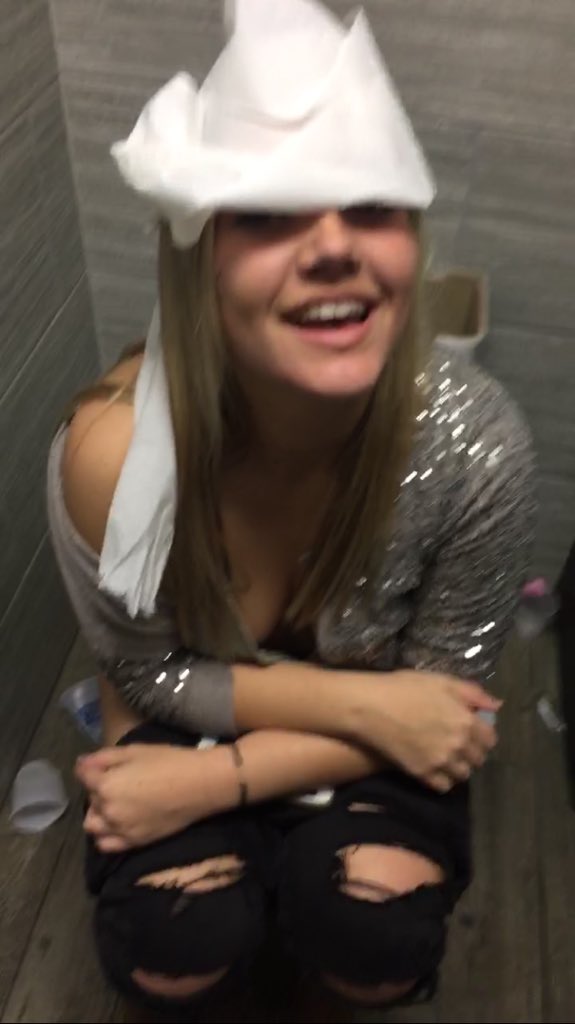 beccazee1's tweet image. hbd abigail♥️🍾 hope it's #littyaf #212121 #ily