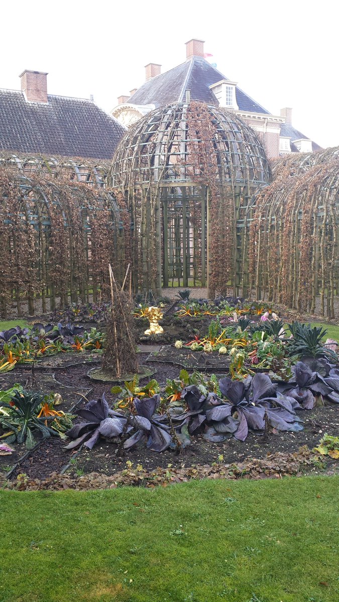 HdenHartighBeh's tweet photo. Moestuin als achtertuin. Mooi, lekker, gezond, goed voor de  portemonnee en om de gevolgen van klimaatverandering tegen te gaan.  Foto, paleis 't Loo https://t.co/QZYBfHVsif