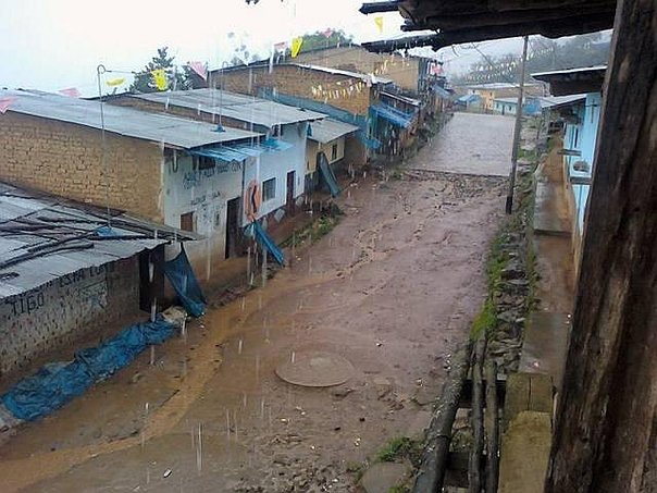 defensacivilGRL's tweet photo. El Senamhi pronostica que las lluvias de moderada a fuerte intensidad seguirán presentándose en las zonas altoandinas de la región Lima hasta el miércoles 27 de diciembre. El COER se mantiene en alerta y monitorea el desarrollo de este evento natural. https://t.co/NmHMaOw3k6