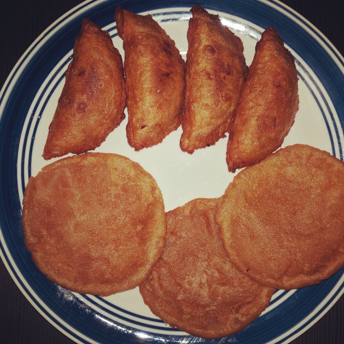 SwadishtNuskhe's tweet photo. This is one of Odisha’s special fried Pitha made from wheat flour in shape of a small pancake and has a sweet coconut filling. #kakerapitha #wheatflourkakerapitha #manduapitha #wheatflourmaduapitha #odiapitha #ODIAFOOD #odiacuisine #recipeoftheday #religiousfood #SwadishtNuskhe https://t.co/KJ6mrZfM9D