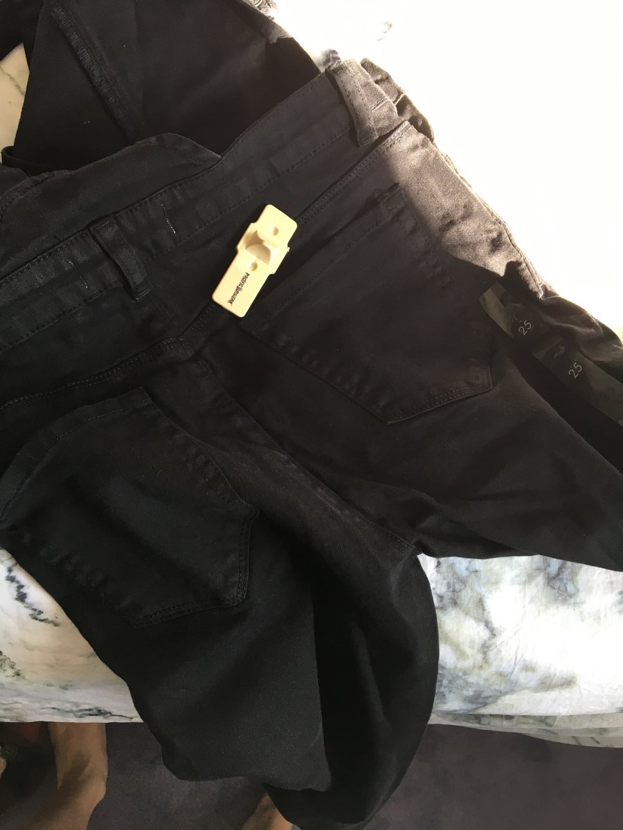 jlsnyder4's tweet photo. @PacSun IVE WAITED 2 weeks for this package and this is what you deliver ??? @PacSun @PacSun https://t.co/GqF7lo4IAg