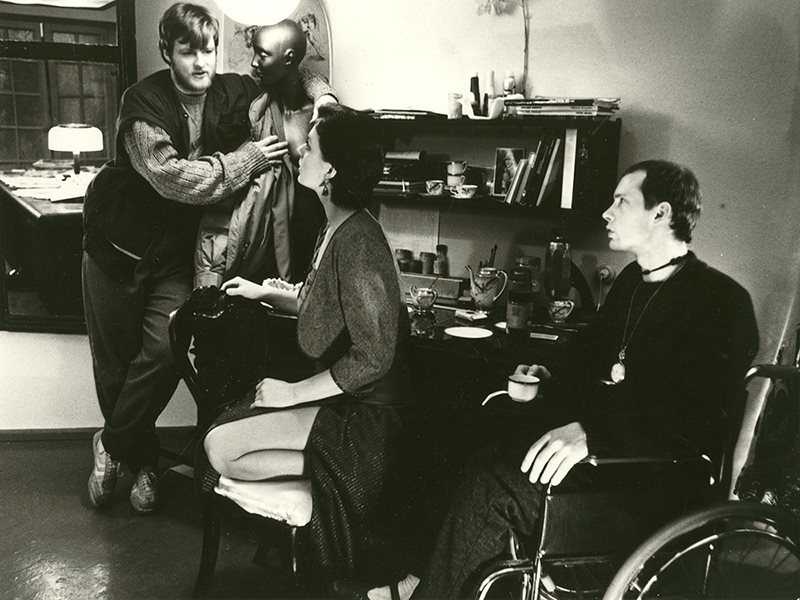 100gkulturas's tweet photo. Pēteris Gaudiņš, Mirdza Martinsone un Alvis Hermanis filmā “Fotogrāfija ar sievieti un mežakuili" (1987). Šogad viņi satikās "Filmas arheoloģijā”. Dokumentālo pētījumu - piedzīvojumu par filmas tapšanu skaties rīt, 30. decembrī pl.21.25 LTV1. Pēc tam arī pati Arvīda Krieva filma. https://t.co/xSvdqMhW1T