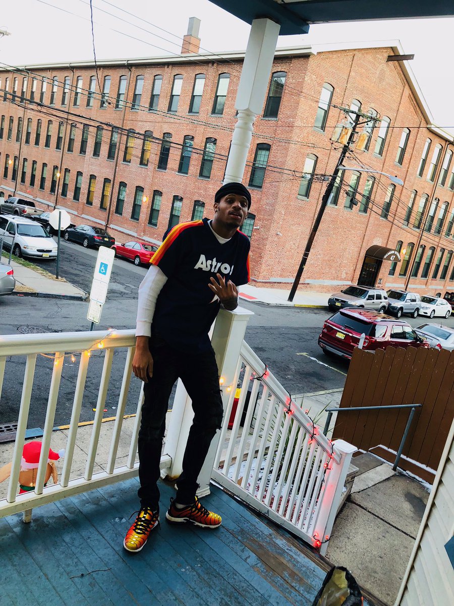 _MIER69's tweet photo. How you gone eat 🍝with no plate 🤷🏽‍♂️🎒 https://t.co/fN6Vx1qXSR