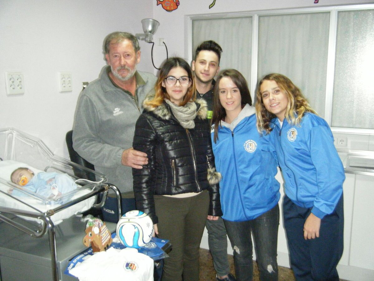 CfMareNostrum's tweet photo. Hoy el Cf Mare Nostrum visita al los niñ@s del hospital de Sagunto. Experiencia gratificante que repetiremos sin duda 😊 Gracias a padres y madres de los niñ@s por permitirnos realizar esta visita y por supuesto también al personal del hospital.#Valores #Cfmarenostrum #visita🎄🎉 https://t.co/azLG7VExqt