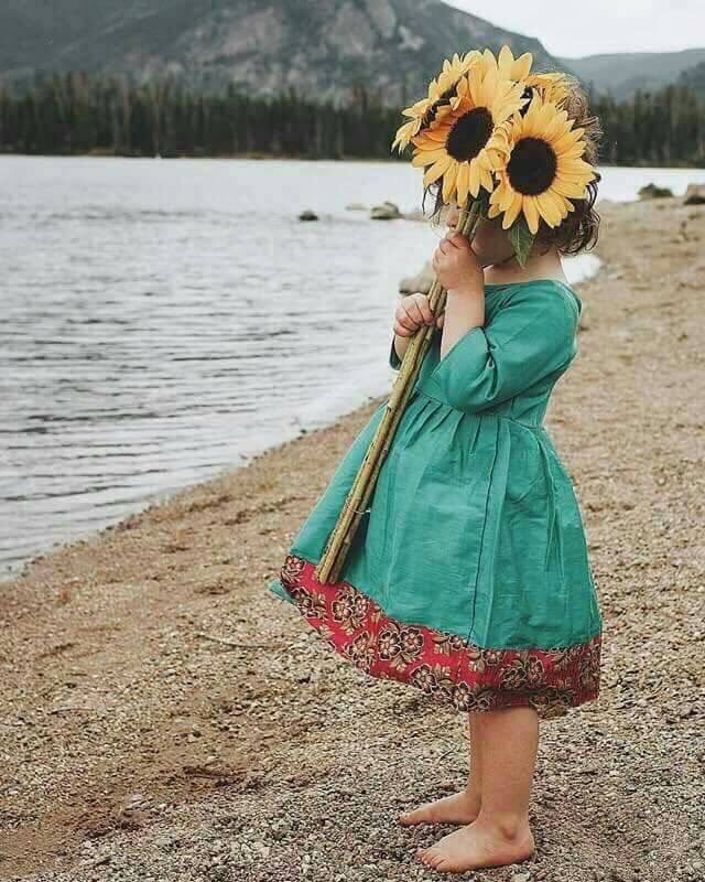 So131So's tweet photo. البساطةُ هي لذة الحيّاة
هِي جزءٌ من السَعادة الداخِلية
هِي جزءٌ من التواضِع و حُب الناس إليَك
كن كالورد ازهر أينما كنت 

🌹🌹🌺 https://t.co/6ydUUWwnKr