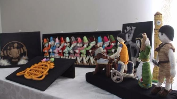 Emekli olduktan sonra evde oturmak yerine Japon Amigurumi örgü bebeklerinden yapmaya başlayan Barut,oluşturduğu blog sayfasıyla internet üzerinden Kore, Almanya, Avustralya, Hollanda gibi ülkelere örgü bebek satmaya başladı.