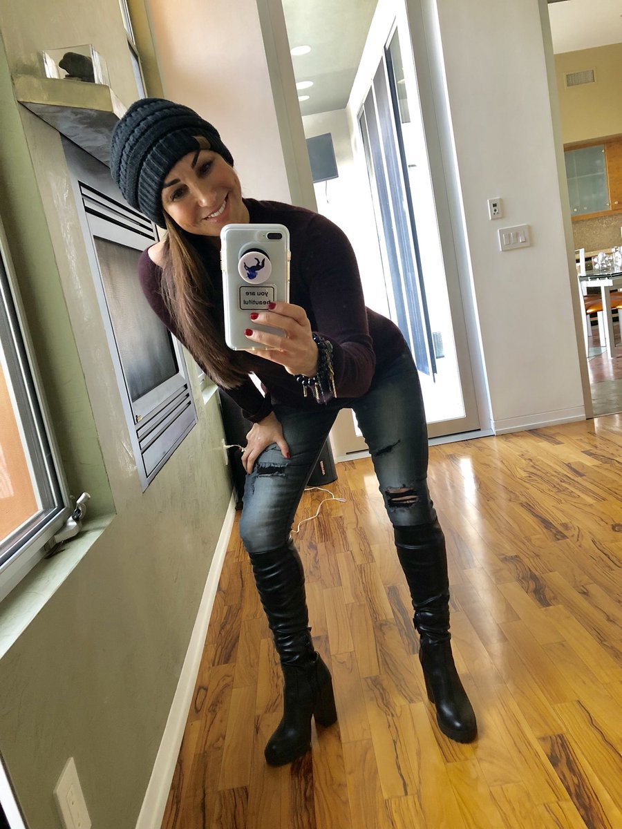 nataliejillfit's tweet image. Apparently when  it drops down even one degree below 70 in #SanDiego we break out the hats, sweaters and boots. #DontJudgeUs #itsColdOut