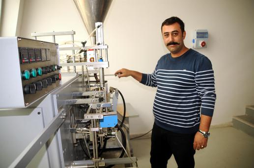 İşsiz kaldı, kafede gördüğüyle hayatı değişti! Yurtdışına açıldı

 Karagöllü, Tokat İş Geliştirme Merkezi’nde (İŞGEM) kurduğu işletmede şeker paketlemeye başladı. Islak mendil ve baharat da paketleyen Karagöllü, yıllık cirosunu 500 bin liraya çıkararak yurt dışına açıldı.