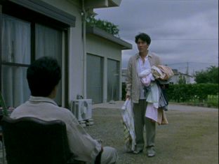 降霊 KOUREI』映画の冒頭、霊体験や予知能力を発揮するのは風吹ジュン