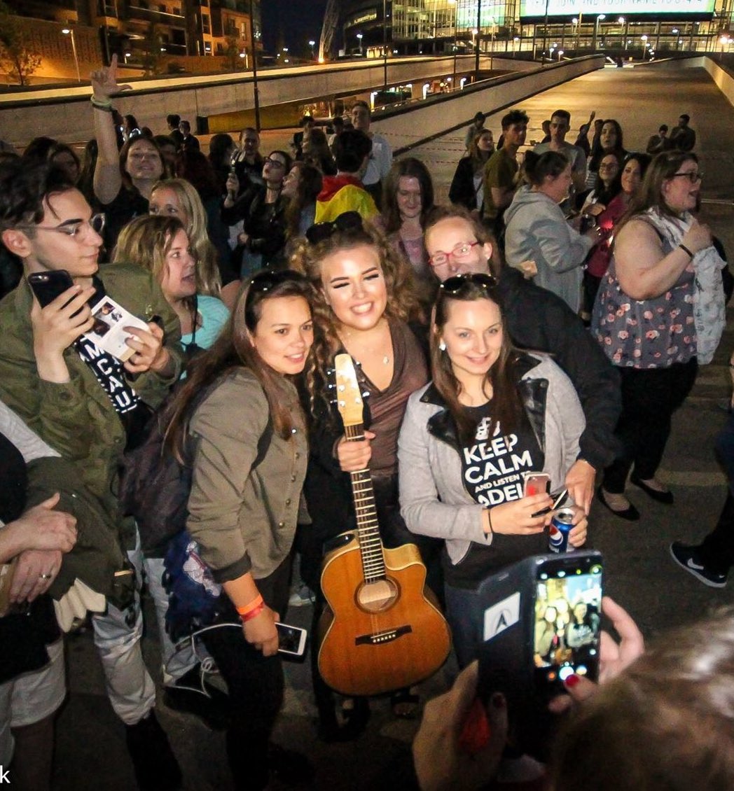 _mrgxday's tweet photo. Seeing @Adele at Wembley and meet these incredible people is the best thing that's happened in 2017! #BestPartof2017ForMe #Daydreamers #AdeleTheFinale https://t.co/XjniihArEA