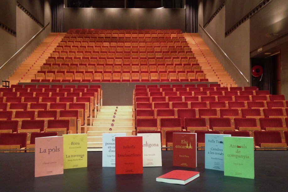 BCNplaywrights's tweet photo. PREMI MILLOR EDITORIAL DE TEATRE CATALÀ del 2017.
🍾🍾🍾
COMANEGRA / DRAMATICLES / @Comanegra @institutteatre @dramaticles
Moltes felicitats!
#premisBCNpw
#BaPA17 https://t.co/sKw0k9X40l