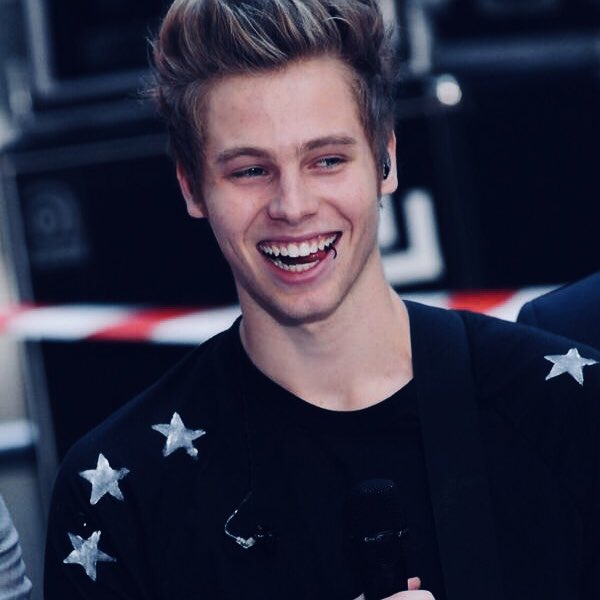 all5SOSposts's tweet photo. 2014 Luke Hemmings is a concept https://t.co/JutBw4O6gD