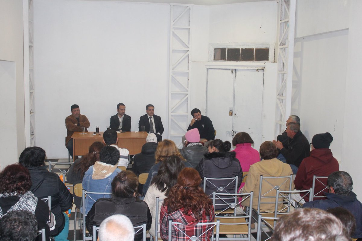 daniel_nunez_a's tweet photo. En esta foto el administrador municipal Patricio Reyes en asamblea de la JJVV vicuña se compromete a reponer cancha y parque en terrenos del escuadrón.... y ahora el municipio anuncia venta!!!!  Se está incumpliendo el acuerdo con los pobladores. https://t.co/9MnJBDZ82W